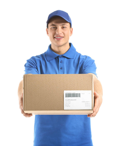 Delivery man met doos op witte achtergrond - Foto, afbeelding