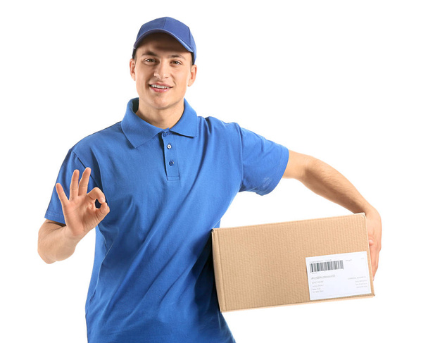 Levering man met doos tonen OK op witte achtergrond - Foto, afbeelding