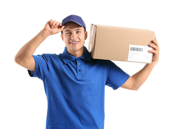 Delivery man met doos op witte achtergrond - Foto, afbeelding