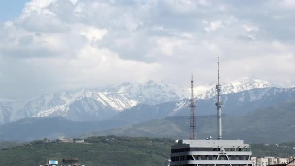 Wolken over de bergen in Almaty. - Video