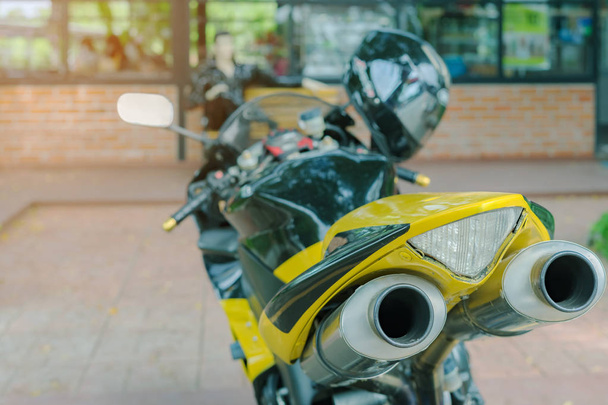 Спортивный мотоцикл, припаркованный перед кофейней - Фото, изображение