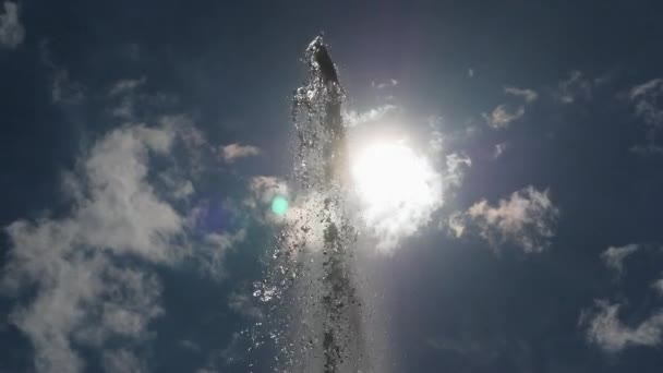 Strumień wody na niebie z uszkodzonych systemów ściekowych, fontanna wody - Materiał filmowy, wideo