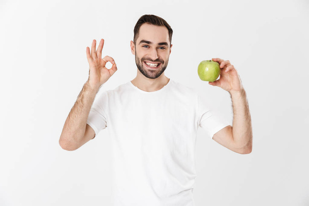 Hombre guapo y alegre con camiseta en blanco
 - Foto, Imagen
