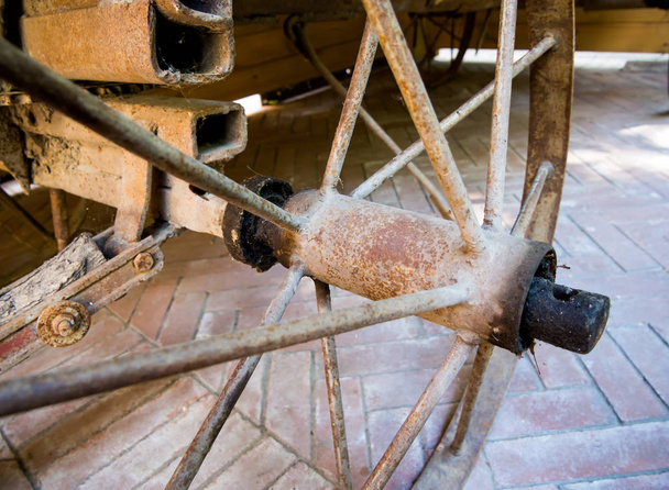 Fragmento de una rueda metálica de un carro tirado por caballos
 - Foto, Imagen