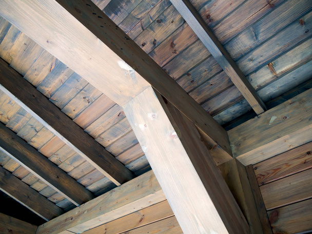 Drewniana belka nośna i nitownica dachowa - Zdjęcie, obraz
