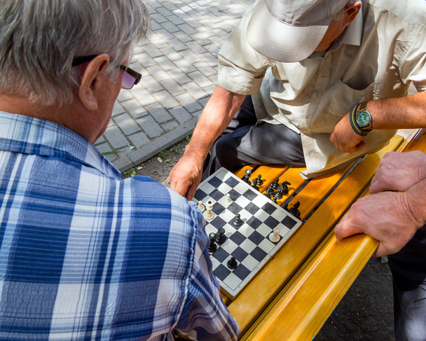 Voronezh, Russia - August 12, 2018: Chess game takes place on the street bench - Foto, imagen