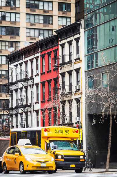 Scuolabus e taxi giallo per le strade di Manhattan
 - Foto, immagini