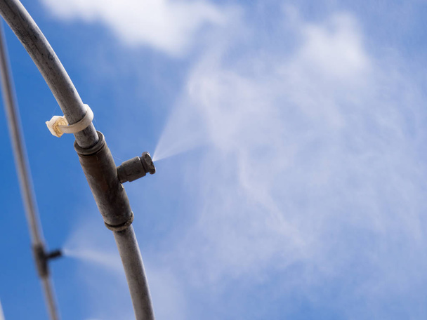Трубопроводы и форсунки системы охлаждения с использованием водяного тумана
 - Фото, изображение