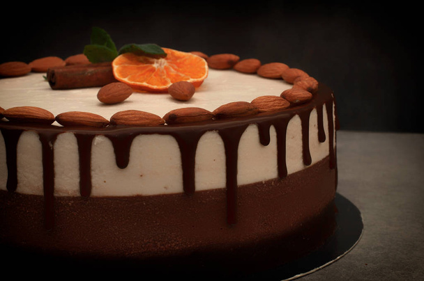 kasvissuklaakakku manteleilla ja appelsiinilla, lähikuva
   - Valokuva, kuva