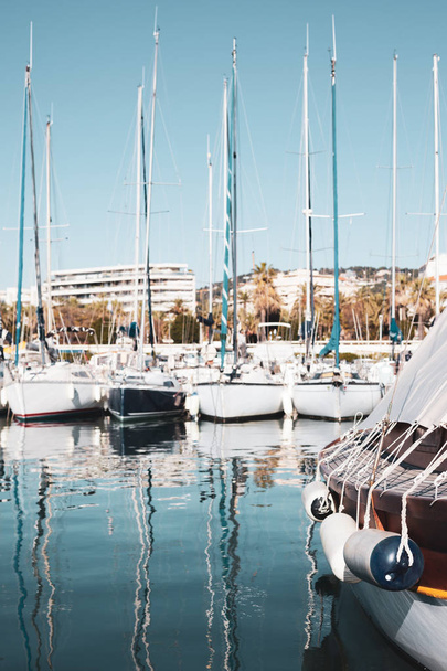 Näkymä jahdeille Marina of Cannes, Ranska
 - Valokuva, kuva