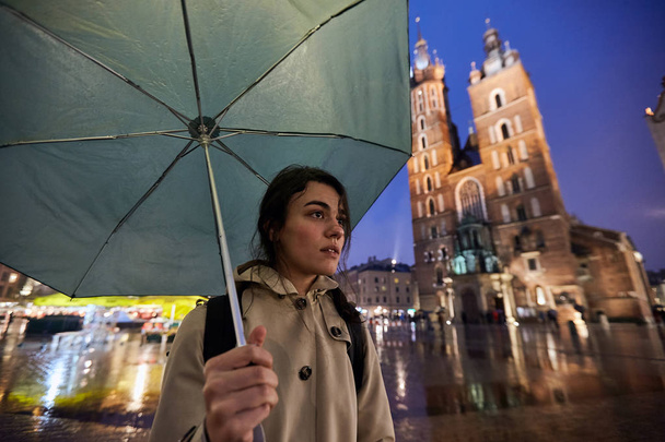 Frau mit Regenschirm im verregneten Krakau - Foto, Bild