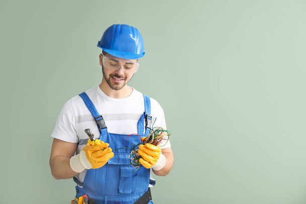 Male electrician on color background - Photo, Image