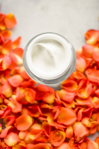 Crema hidratante de la cara de belleza y pétalos de flores en mármol, luxu
 - Foto, imagen