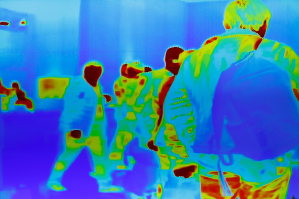 immagine termica a infrarossi di un gruppo di passeggeri
 - Foto, immagini
