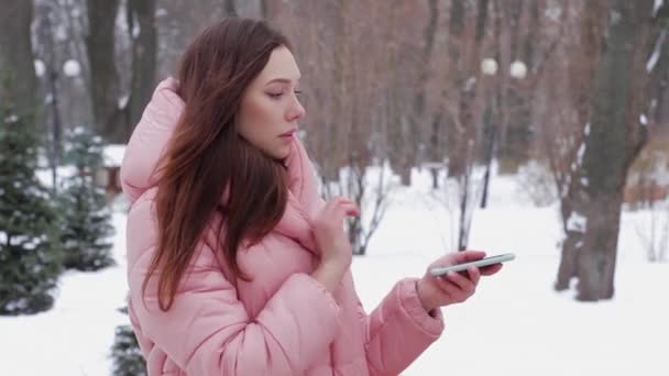 Κοκκινομάλλα κορίτσι με ολόγραμμα online έσοδα - Πλάνα, βίντεο
