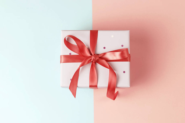 Κουτί δώρου σε ροζ και μπλε φόντο, κορυφή θέα - Φωτογραφία, εικόνα