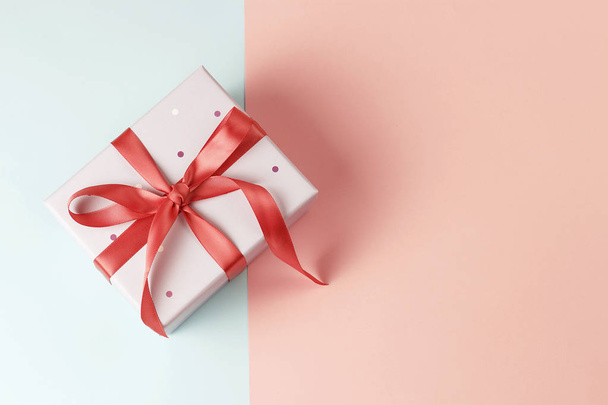 Κουτί δώρου σε ροζ και μπλε φόντο κοντινό-up, αντίγραφο χώρου - Φωτογραφία, εικόνα