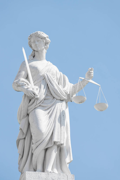 Statua una donna giudice con bilancia e spada al cielo blu a Potsda
 - Foto, immagini