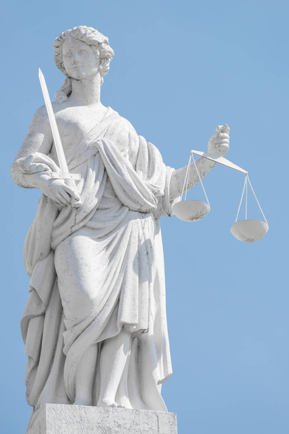Standbeeld een rechter vrouw met schubben en zwaard bij Blue Sky in Potsda - Foto, afbeelding