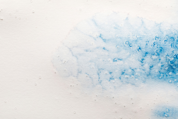 コピースペースと白い背景に青い水彩画の塗料のこぼれ - 写真・画像