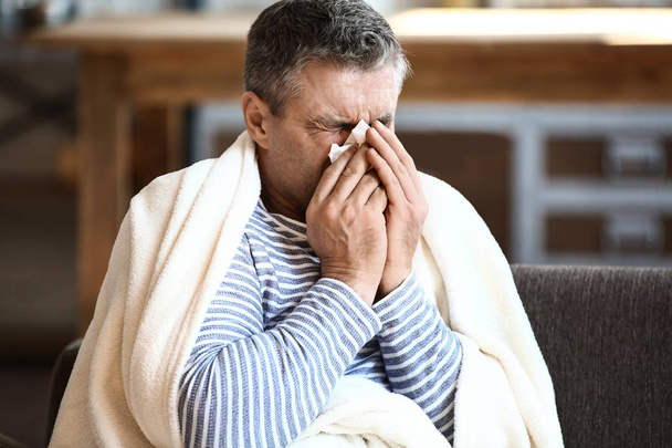 Volwassen man ziek met griep thuis - Foto, afbeelding