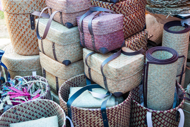 Tecelagem de produtos Uma cesta de vime feita à mão
 - Foto, Imagem
