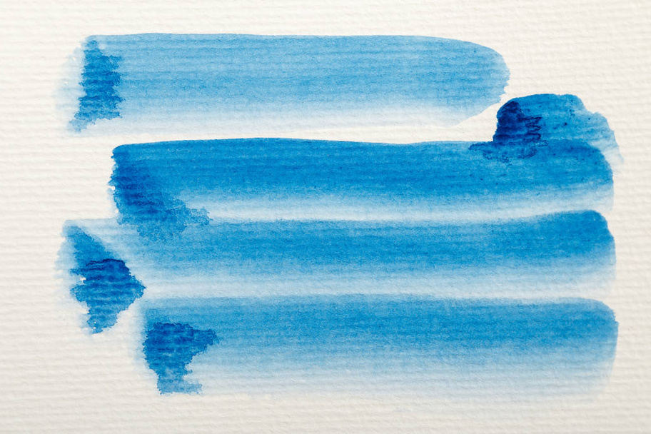 白いテクスチャの背景に青い水彩画のペイントブラシストローク  - 写真・画像