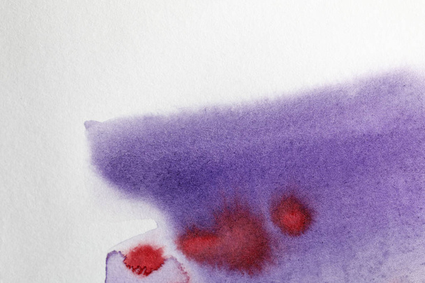 vista de cerca de los derrames de pintura de acuarela púrpura y roja sobre fondo blanco
 - Foto, Imagen