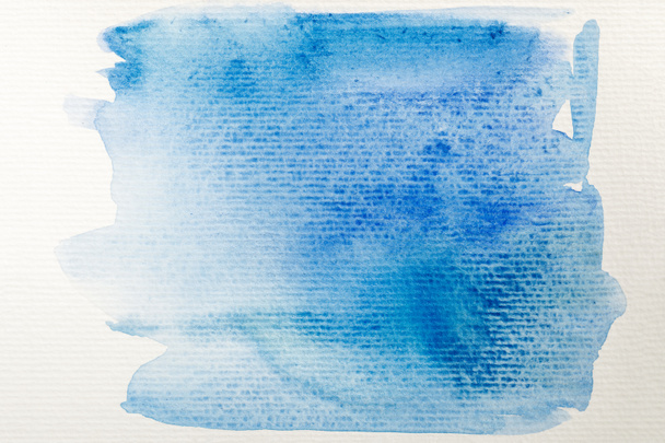 白い背景に青い水彩画の塗料のこぼれ - 写真・画像