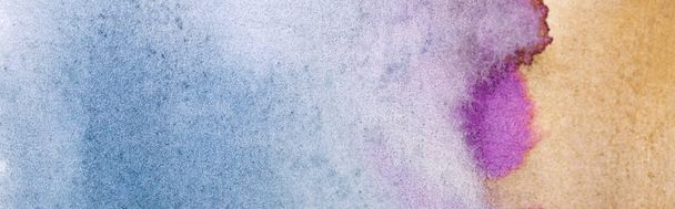 plano panorámico de derrames de pintura de acuarela amarilla, púrpura y azul
  - Foto, Imagen