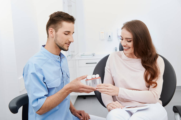 Zahnärztin und junge Patientin in Zahnklinik - Foto, Bild