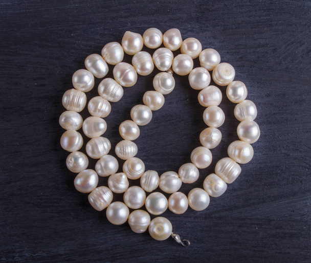 perlas blancas sobre fondo negro
 - Foto, imagen