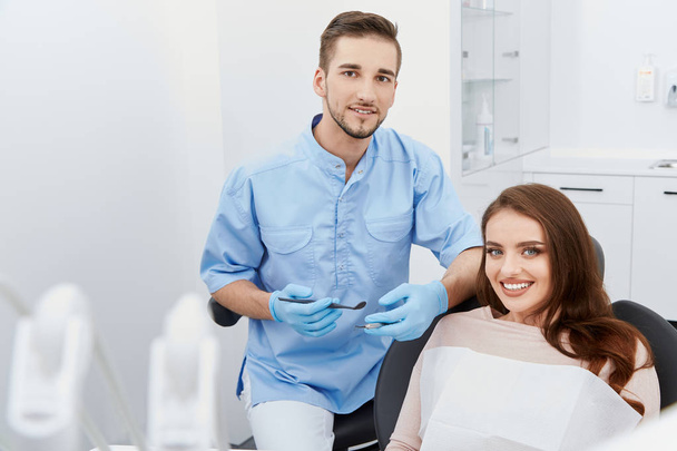 dentysty i młodej pacjentki w klinice stomatologicznej - Zdjęcie, obraz