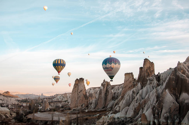  Balónky s cestujícími na obloze  - Fotografie, Obrázek