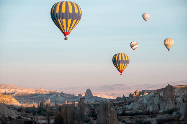  Balloons with passengers in the sky  - Foto, Imagen