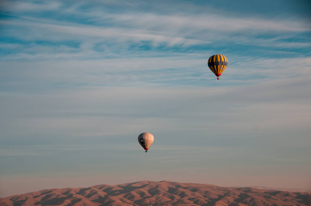  Ballons mit Passagieren am Himmel  - Foto, Bild