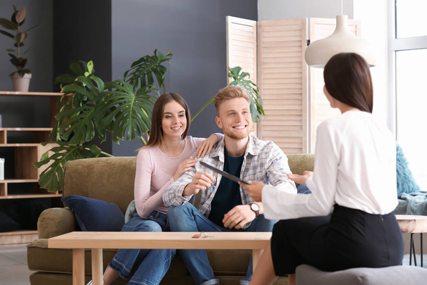 Young couple with real estate agent in new house - Foto, Imagem