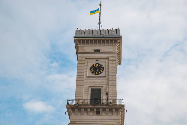lviv kaupungintalon torni taivas pilvet taustalla
 - Valokuva, kuva