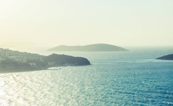 Μεσογειακές ακτές της θάλασσας και νησιά το καλοκαίρι, κρουαζιέρα γιοτ Τραβ - Φωτογραφία, εικόνα