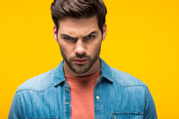 handsome aggressive man looking at camera isolated on yellow - Foto, Imagem