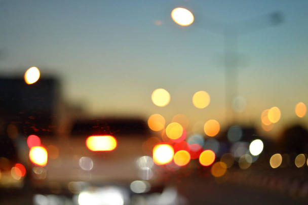 размытие светофора, вождение автомобиля по ночной дороге города
 - Фото, изображение