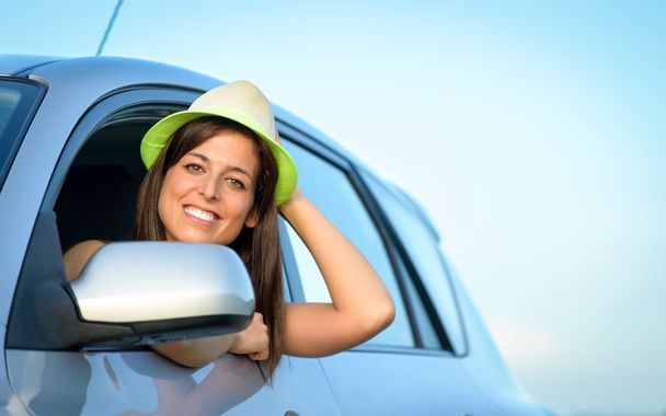 Woman in car smiling - Valokuva, kuva