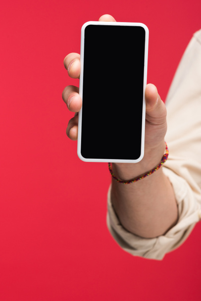 Cropped view of man holding smartphone with blank screen Isolated On pink - Foto, Bild