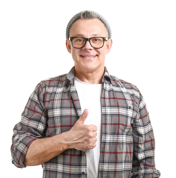 Retrato de un hombre guapo de mediana edad mostrando un gesto de pulgar hacia arriba sobre fondo blanco
 - Foto, Imagen