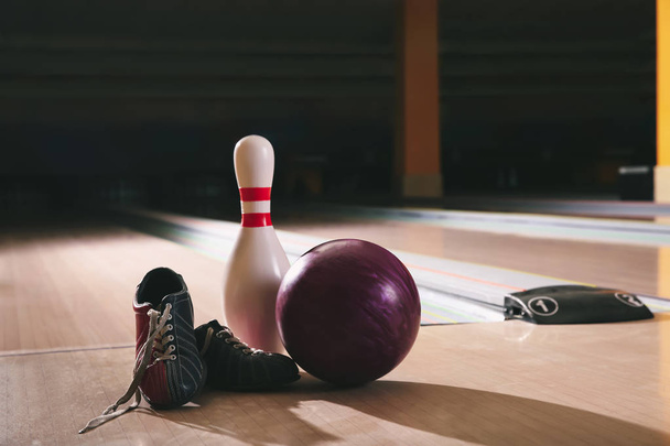 Мяч, булавка и обувь на полу в боулинг-клубе
 - Фото, изображение