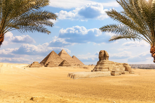 Pyramidy a sfinga v nádherné poušti Giza, Egypt - Fotografie, Obrázek