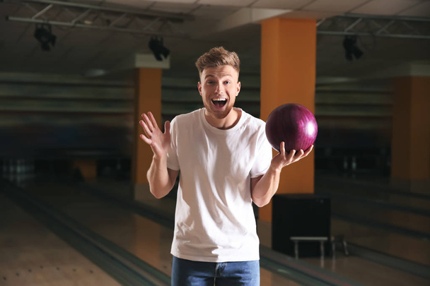 Happy Young Man in Bowling Club - Foto, afbeelding