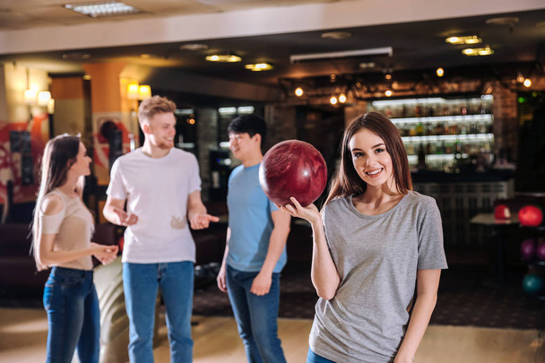 Jeune femme avec ses amis au bowling club
 - Photo, image