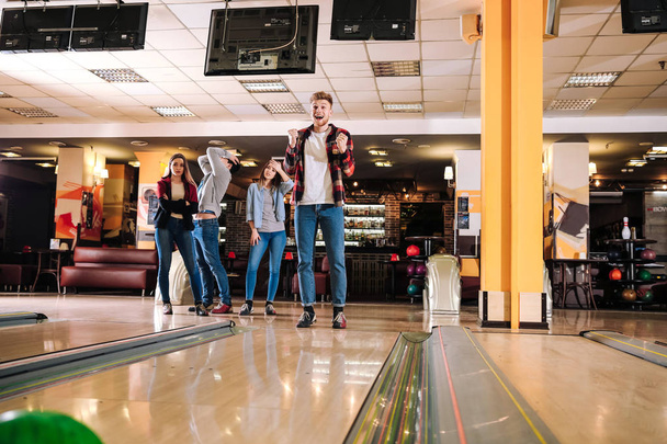 Friends playing bowling in club - Zdjęcie, obraz