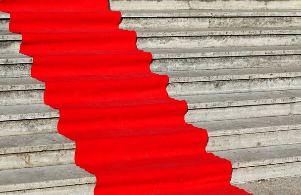 червоний килим на широких сходах будівлі
 - Фото, зображення